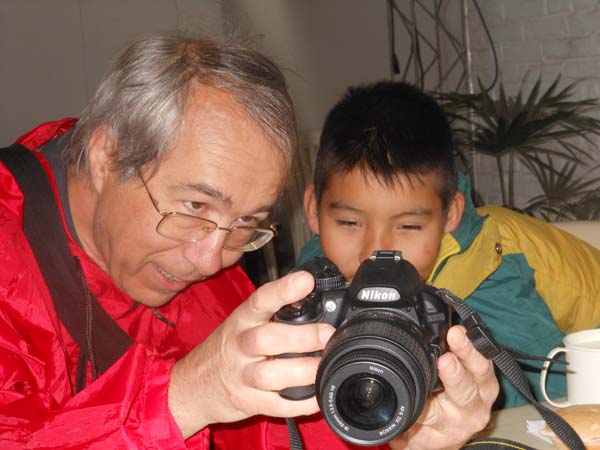 Demonstrating a camera to a Bolivian