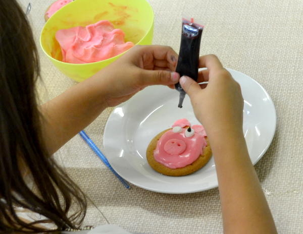 Coating a biscuit with icing and toppings