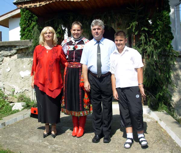 Melinda, Bogl&aacute;rka, Istv&aacute;n and D&aacute;vid by the entrance to their church