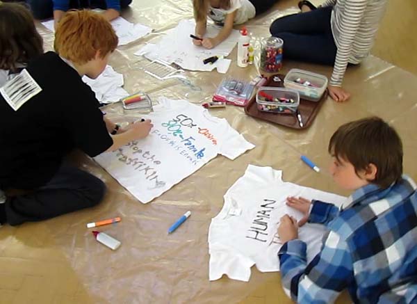 Decorating T-shirts with messages against human trafficking