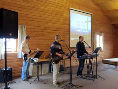 3 musicians playing guitar, bass guitar and keyboard
